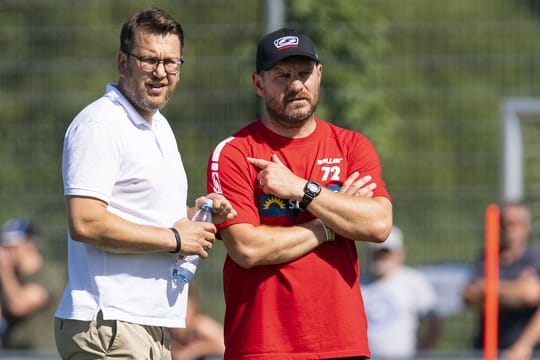 Paderborns Cheftrainer Steffen Baumgart (r) sah ein gutes Spiel seiner Mannschaft gegen Bilbao.