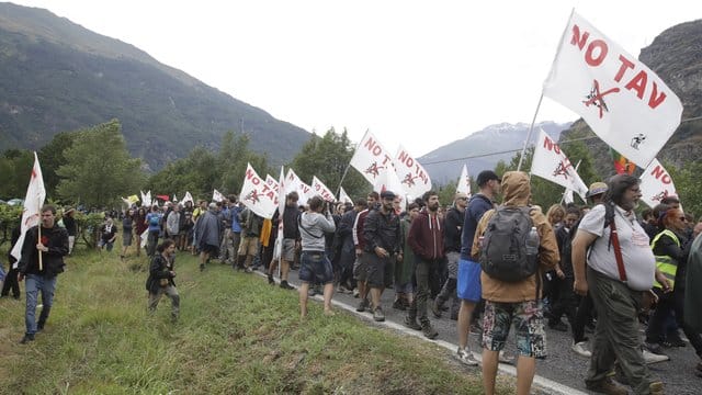 Mitglieder der NO TAV-Bewegung gehen während einer Kundgebung im norditalienischen Susatal auf die Straße. Mitglieder der NO TAV-Bewegung gehen während einer Kundgebung im norditalienischen Susatal auf die Straße.