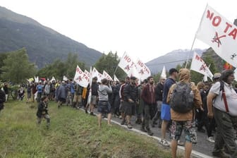 Mitglieder der NO TAV-Bewegung gehen während einer Kundgebung im norditalienischen Susatal auf die Straße.