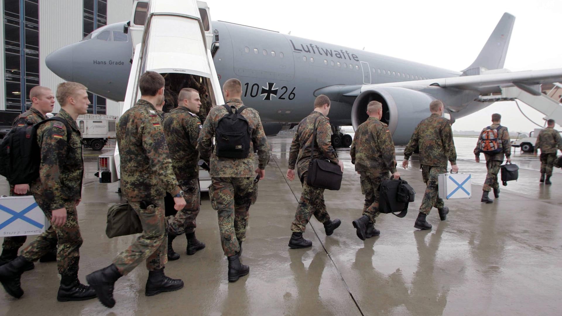 Bundeswehr-Soldaten besteigen einen Airbus A310 der Luftwaffe (Symbolbild): Der Flugbereitschaft der Luftwaffe machte zuletzt immer wieder mit Pannen Schlagzeilen.