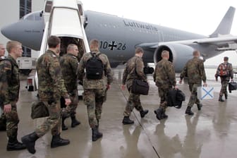 Bundeswehr-Soldaten besteigen einen Airbus A310 der Luftwaffe (Symbolbild): Der Flugbereitschaft der Luftwaffe machte zuletzt immer wieder mit Pannen Schlagzeilen.