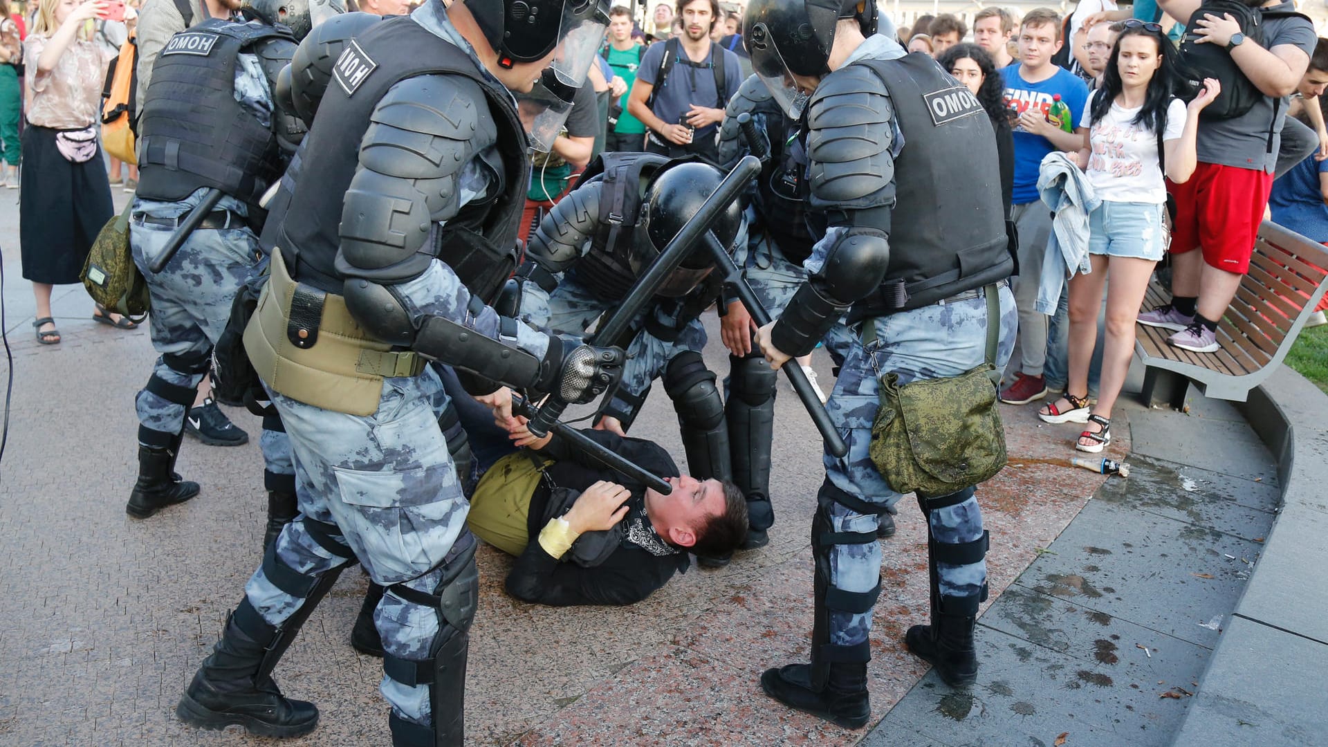 Moskau: Polizisten halten einen Mann während einer nicht genehmigten Kundgebung im Zentrum von der Stadt fest.