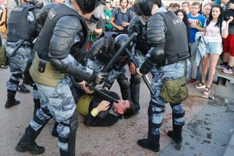 Moskau: Polizisten halten einen Mann während einer nicht genehmigten Kundgebung im Zentrum von der Stadt fest.