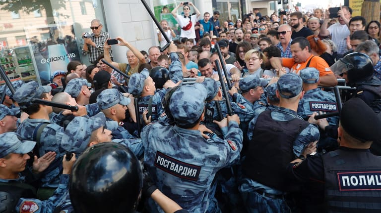 Begleitet von einem massiven Aufgebot der Polizei haben am Samstag in Moskau Hunderte Menschen gegen den Ausschluss von Oppositionellen bei der Regionalwahl in sechs Wochen demonstriert.