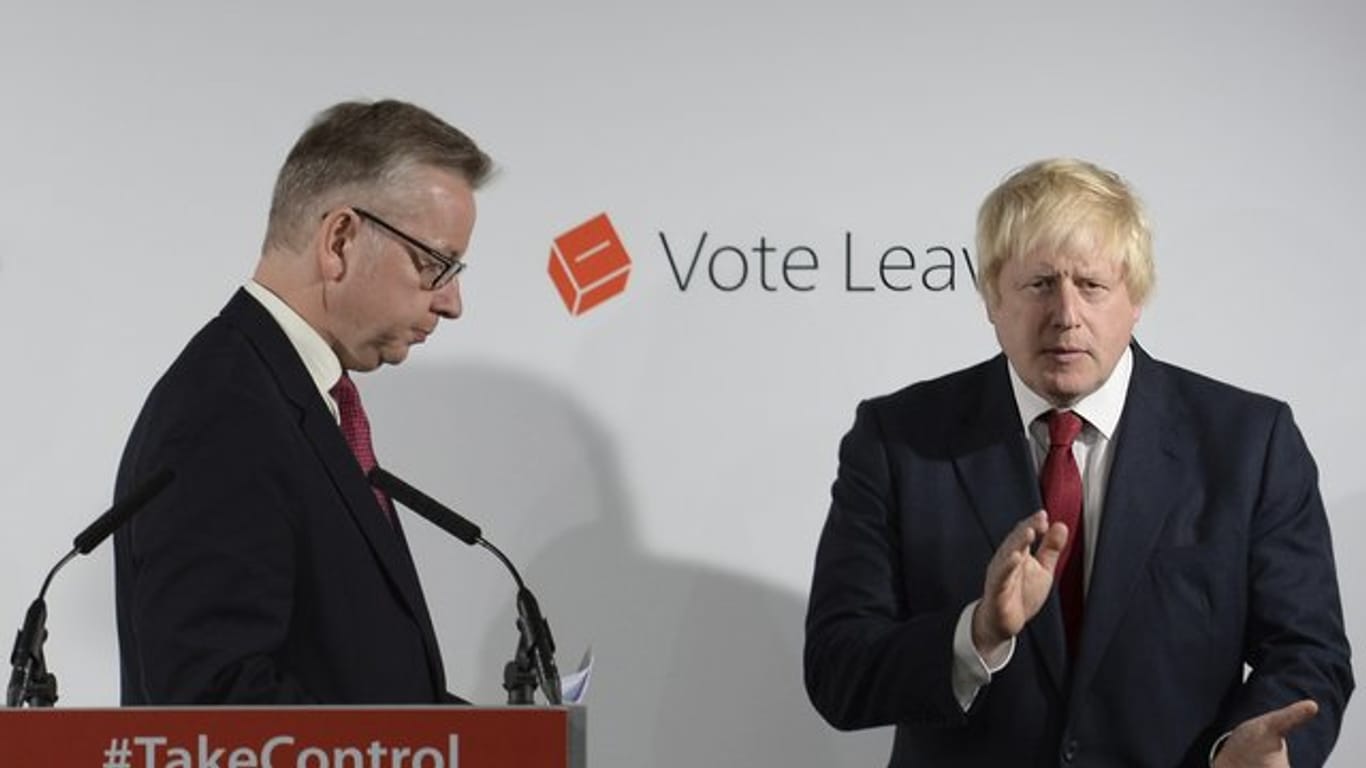 Staatsminister Michael Gove (l) gilt als rechte Hand von Premierminister Boris Johnson.