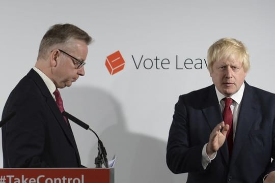 Staatsminister Michael Gove (l) gilt als rechte Hand von Premierminister Boris Johnson.