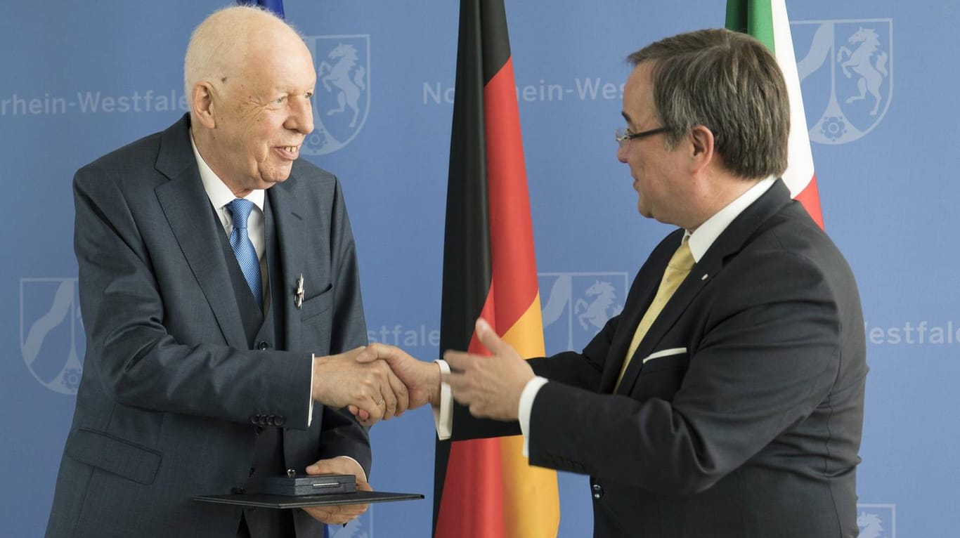 Ministerpräsident Armin Laschet verleiht Werner Müller 2018 den Landesverdienstorden von Nordrhein-Westfalen.