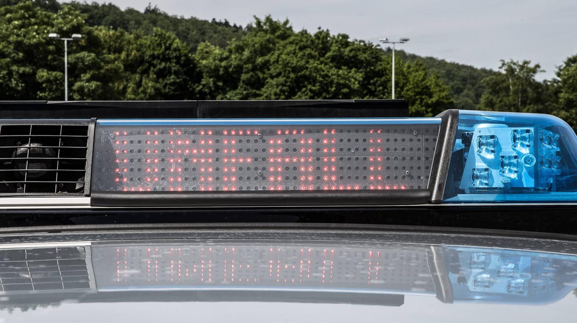 Ein Streifenwagen der Polizei warnt vor einem Unfall: Auch Rettungshubschrauber unterstützten den Einsatz. (Symbolbild)