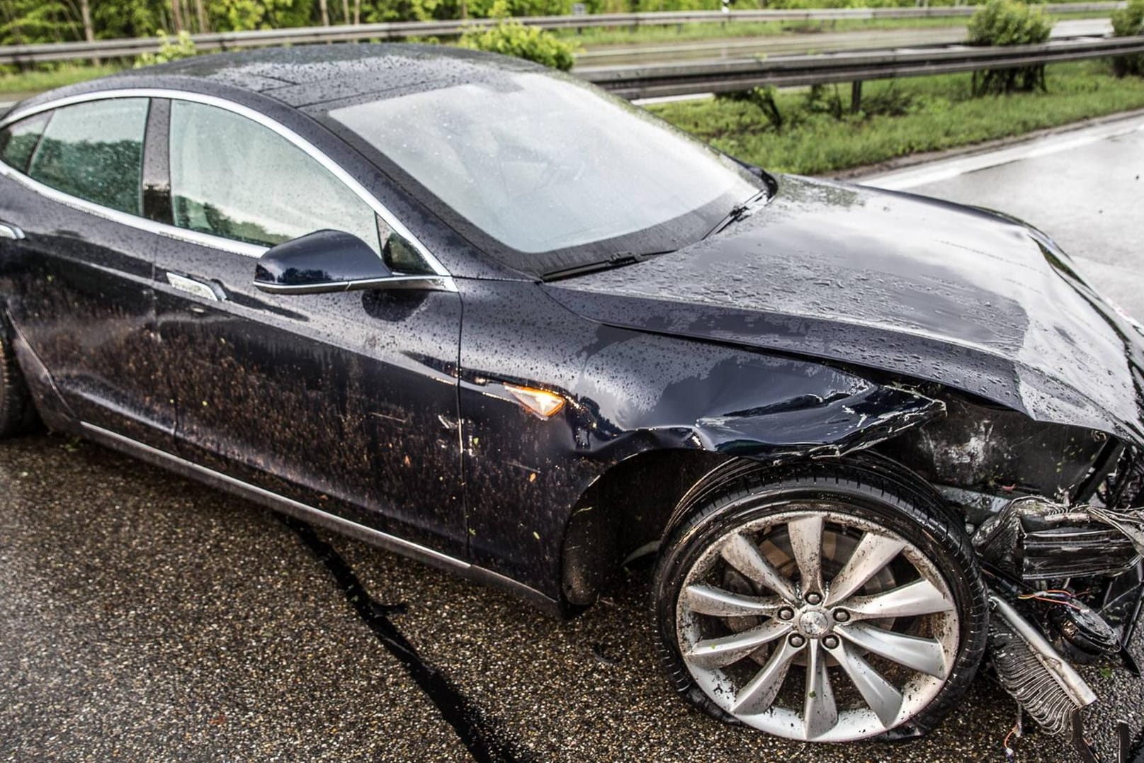 Ein Tesla nach einem Unfall: Die Feuerwehr warnt, dass Gefahren vor allem durch die Hochspannung in den Fahrzeugen, aber auch durch Materialien in den Batterien hoch seien.