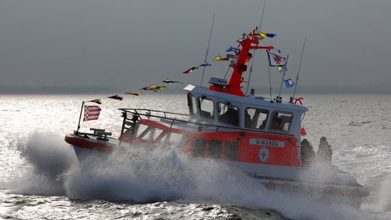 Seenotrettungsboot der Deutschen Gesellschaft zur Rettung Schiffbrüchiger (DGzRS) auf der Ostsee.