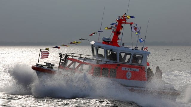 Seenotrettungsboot der Deutschen Gesellschaft zur Rettung Schiffbrüchiger (DGzRS) auf der Ostsee. Seenotrettungsboot der Deutschen Gesellschaft zur Rettung Schiffbrüchiger (DGzRS) auf der Ostsee.