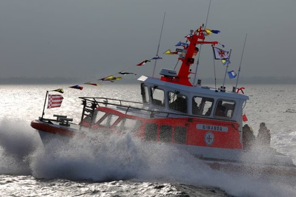 Seenotrettungsboot der Deutschen Gesellschaft zur Rettung Schiffbrüchiger (DGzRS) auf der Ostsee.
