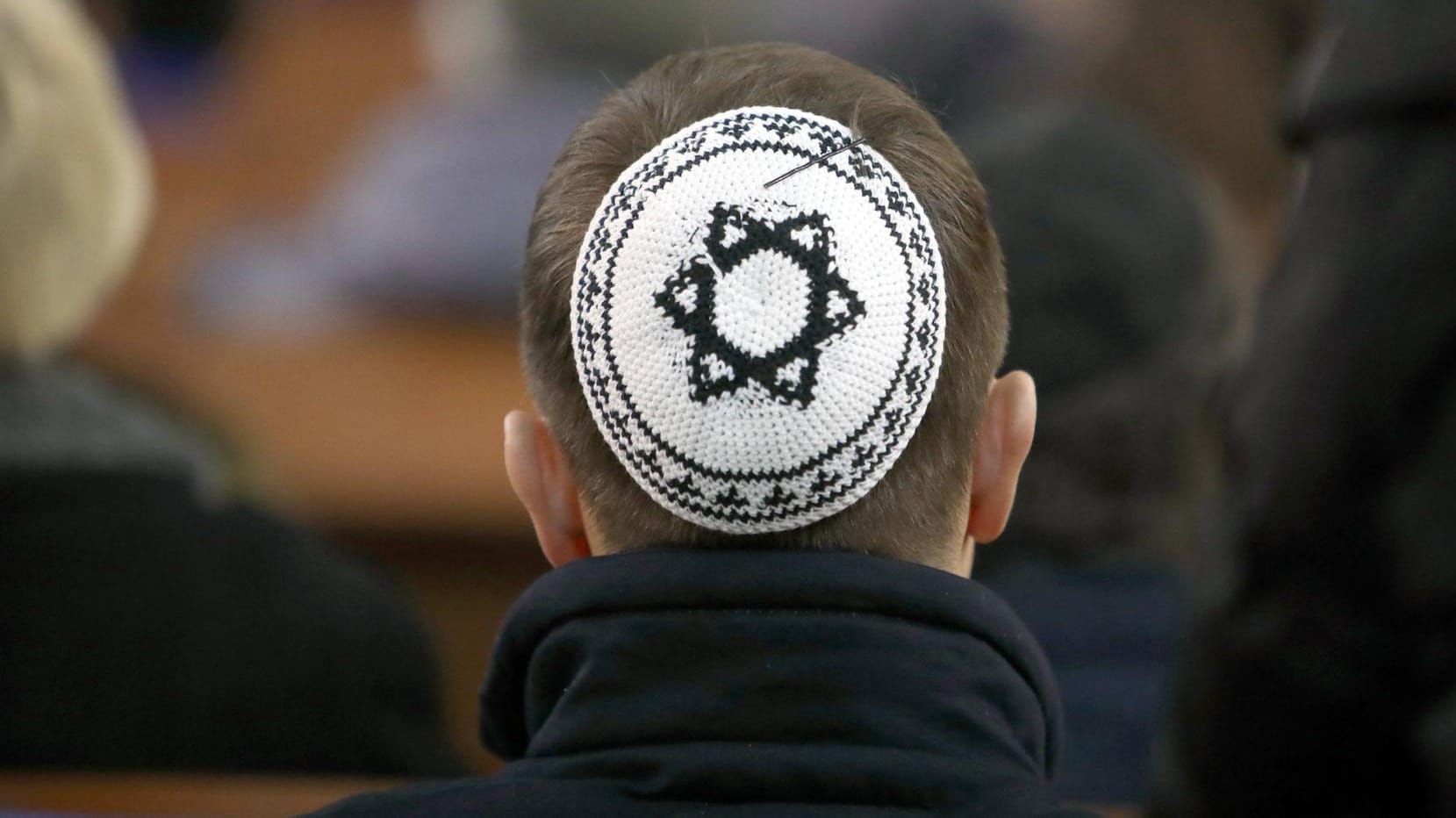 Ein junger Mann mit Kippa (Symbolbild): In Potsdam gab es einen antisemitischen Angriff.