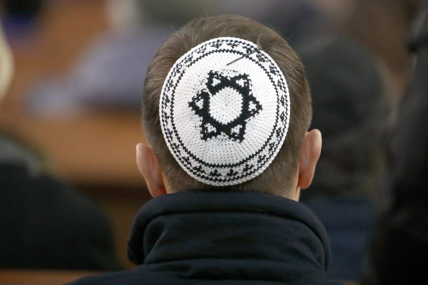 Ein junger Mann mit Kippa (Symbolbild): In Potsdam gab es einen antisemitischen Angriff.