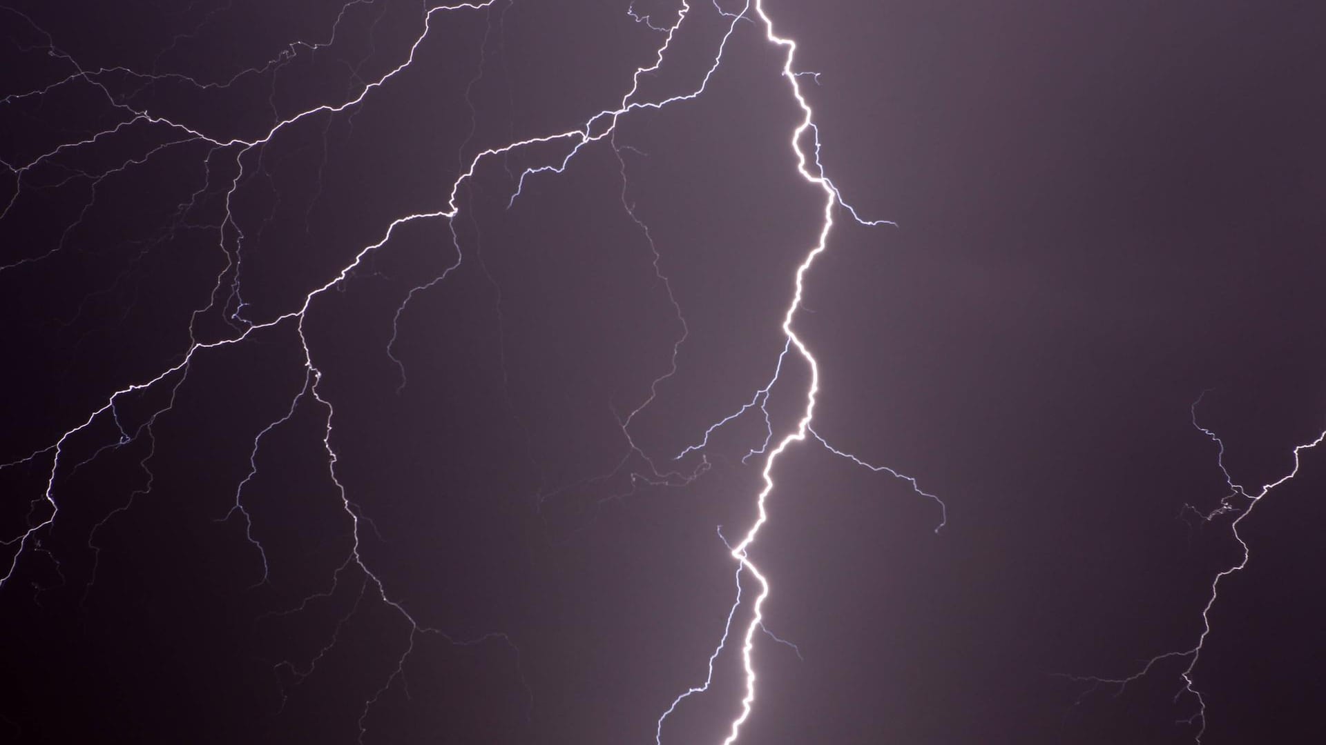 Ein Blitz am Himmel: Die Sportlerin wurde verletzt geborgen und verstarb schließlich im Krankenhaus. (Symbolbild)