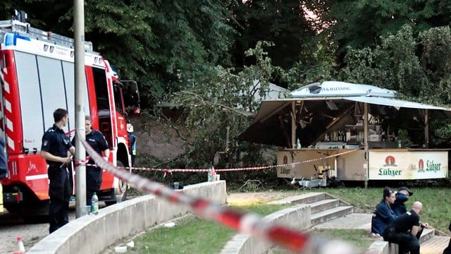 Helfer sichern den Unglücksort auf dem Gelände der Freilichtbühne am Schweriner Schlossgarten. Helfer sichern den Unglücksort auf dem Gelände der Freilichtbühne am Schweriner Schlossgarten.