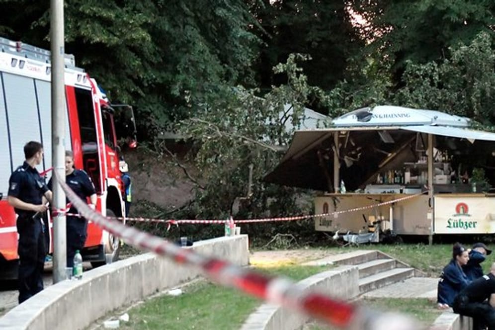 Helfer sichern den Unglücksort auf dem Gelände der Freilichtbühne am Schweriner Schlossgarten.