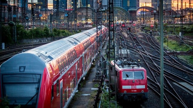 Auf bestimmten Strecken in Deutschland kostet Fliegen noch immer weniger als Bahnfahren.