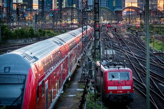 Auf bestimmten Strecken in Deutschland kostet Fliegen noch immer weniger als Bahnfahren.