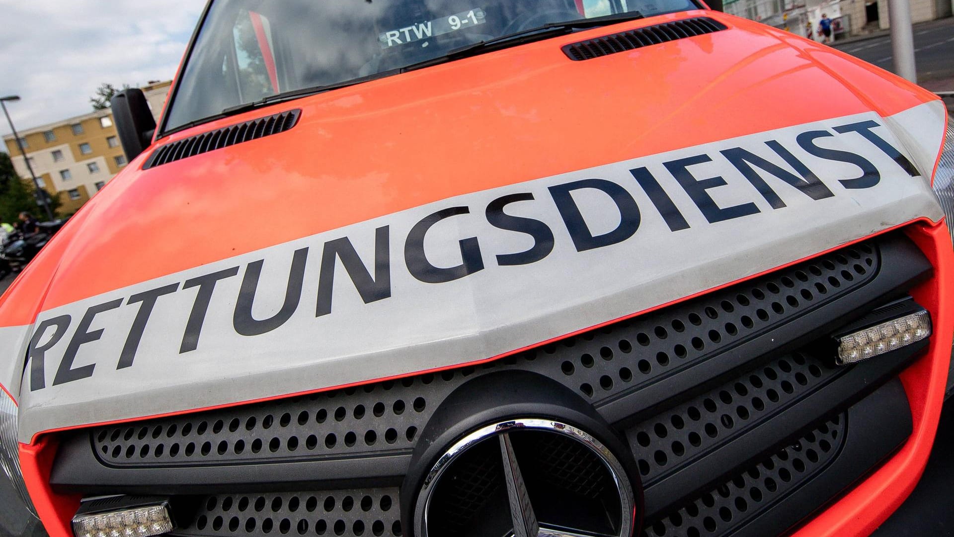 Rettungsdienst (Symbolfoto): Eine Frau ist bei einem Unfall nahe Leipzig gestorben. Rettungsdienst (Symbolfoto): Eine Frau ist bei einem Unfall nahe Leipzig gestorben.