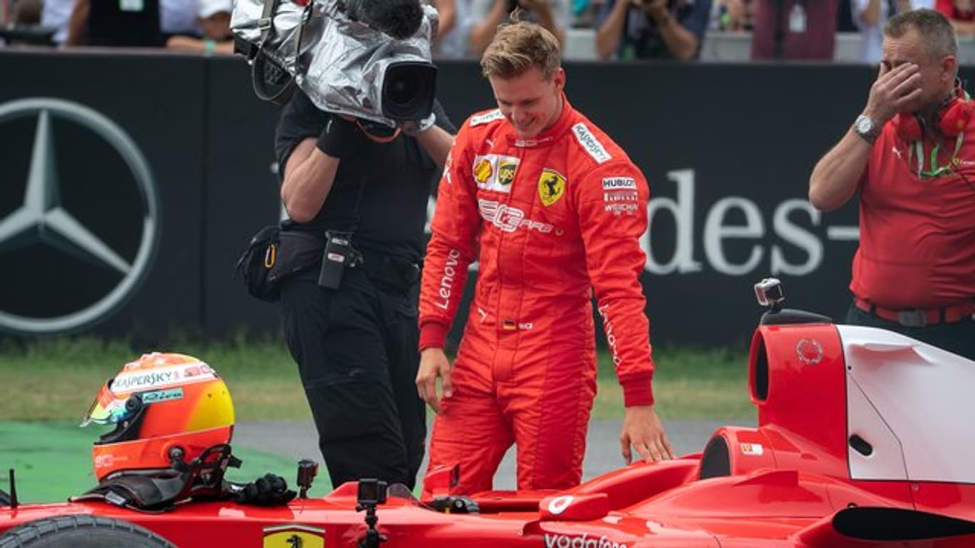 Mick Schumacher drehte im Ferrari F2004 seines Vaters Michael ein paar Runden auf dem Hockenheimring.