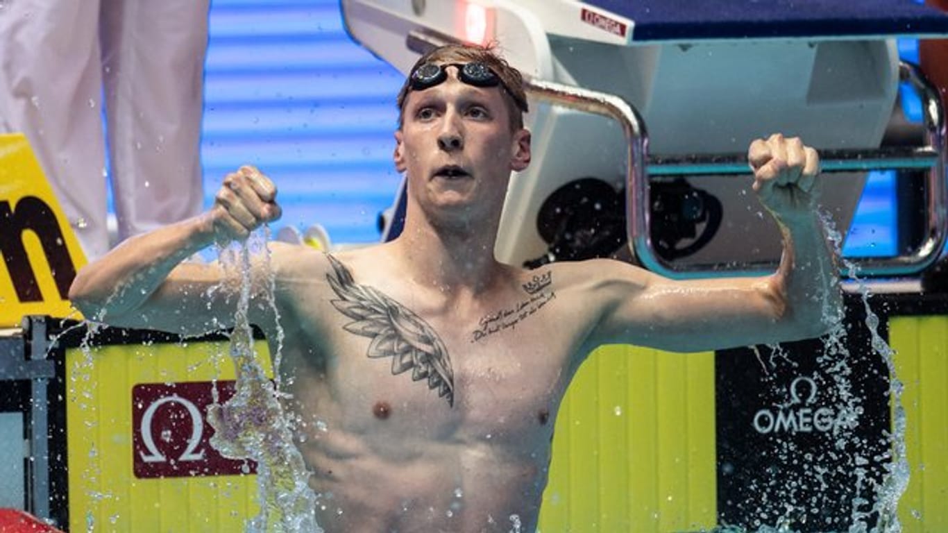 Florian Wellbrock feiert seine zweite WM-Goldmedaille in Südkorea.