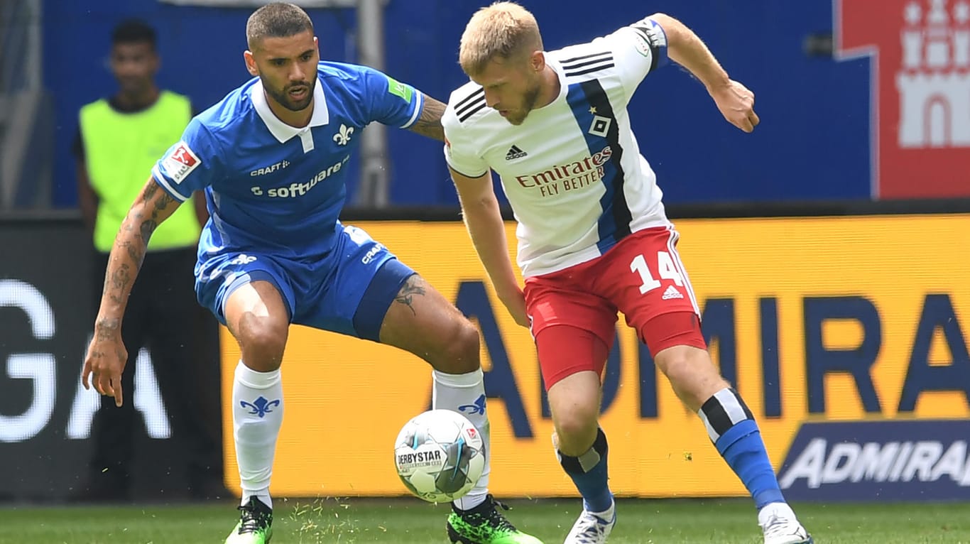 Darmstadt und der HSV, hier Victor Palsson und Hamburgs Aaron Hunt (r) im Duell, trennten sich Unentschieden.