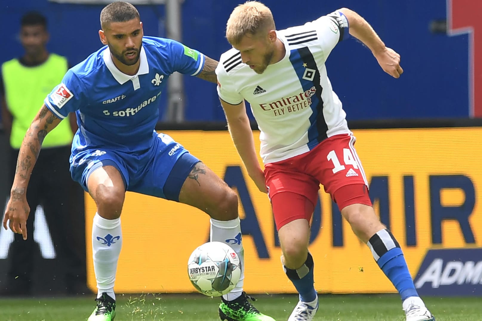 Darmstadt und der HSV, hier Victor Palsson und Hamburgs Aaron Hunt (r) im Duell, trennten sich Unentschieden.