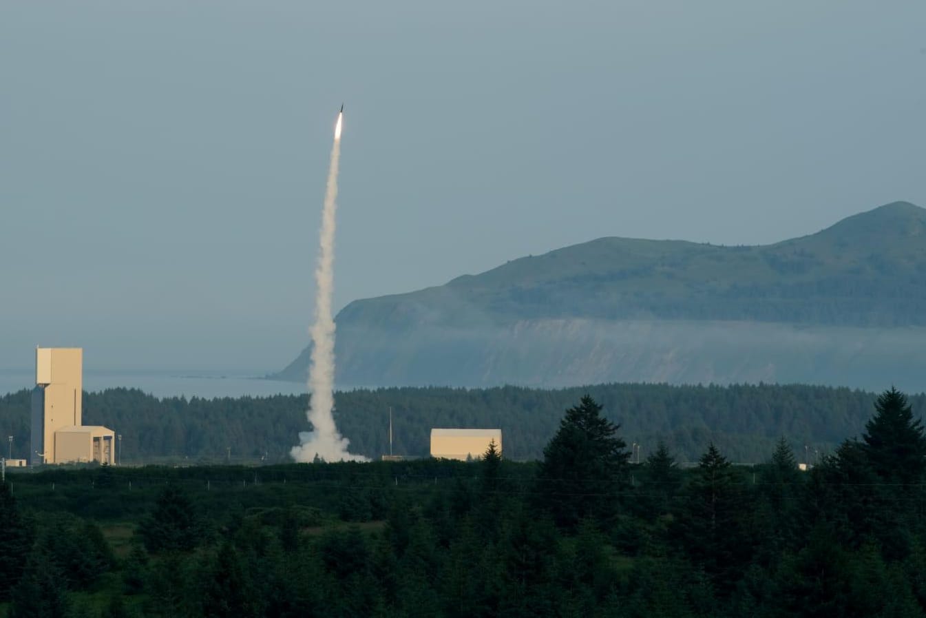 Das Arrow 3-System im Test: Arrow 3 kann ballistische Raketen außerhalb der Atmosphäre abfangen.
