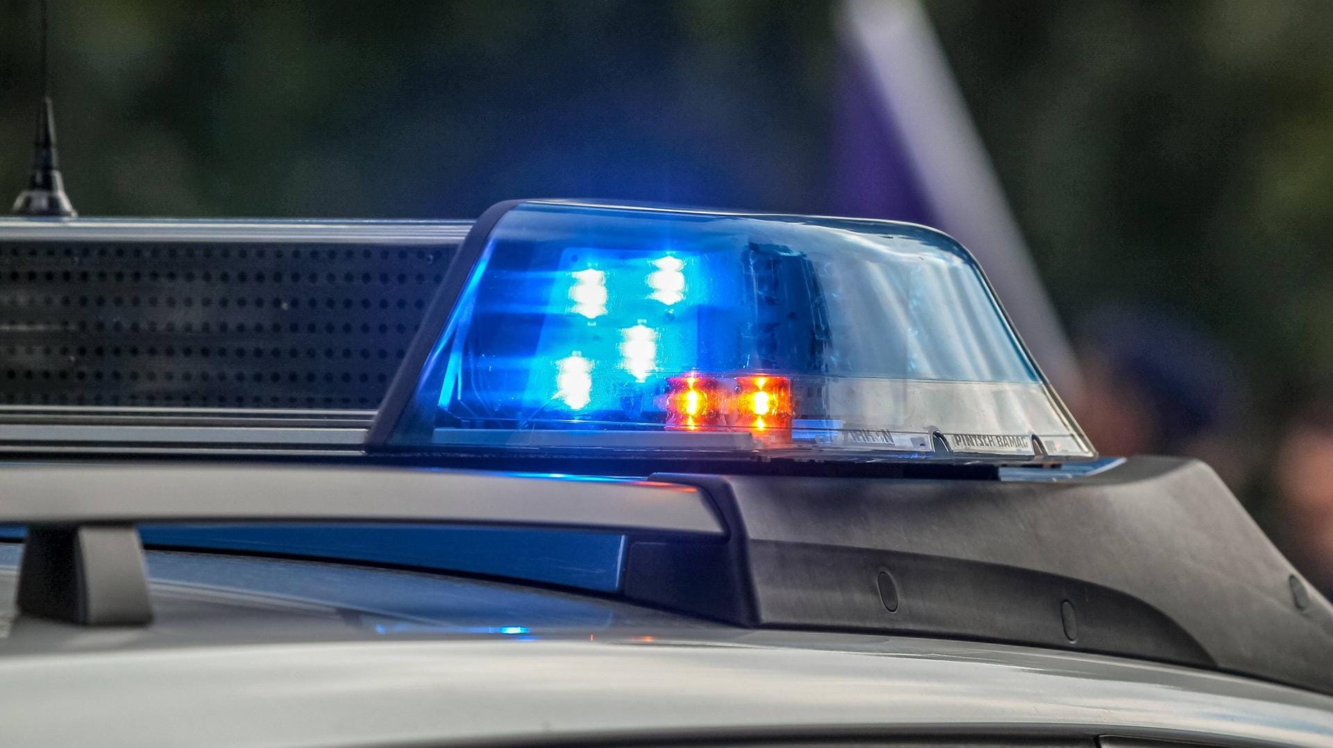 Blaulicht auf dem Dach eine Polizeiwagens: Passanten hörten die Hilferuf des Pfarrers und befreiten ihn. (Symbolbild) Blaulicht auf dem Dach eine Polizeiwagens: Passanten hörten die Hilferuf des Pfarrers und befreiten ihn. (Symbolbild)