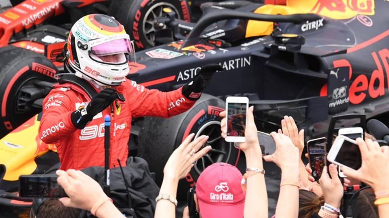 Ferrari-Star Sebastian Vettel lässt sich nach seinem zweiten Platz von den Fans feiern.