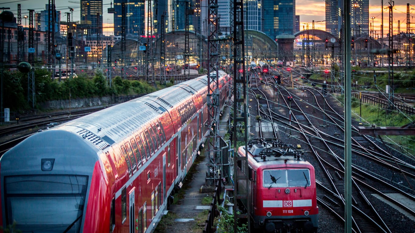 Blick auf die Skyline und den Hauptbahnhof in Frankfurt/Main.