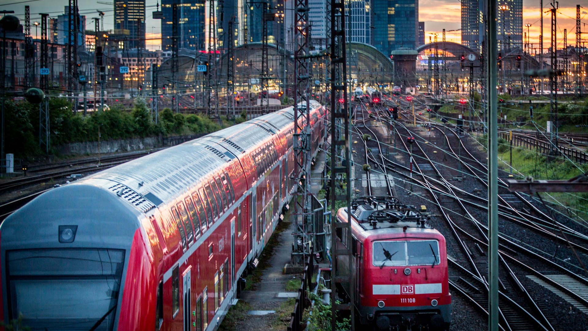 Blick auf die Skyline und den Hauptbahnhof in Frankfurt/Main. Blick auf die Skyline und den Hauptbahnhof in Frankfurt/Main.