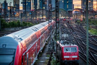 Blick auf die Skyline und den Hauptbahnhof in Frankfurt/Main.