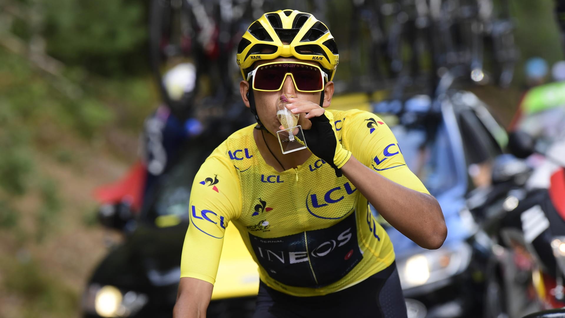 Schon auf der letzten Etappe gab es den ersten Sieger-Schluck: Tour-Gewinner Egan Bernal.