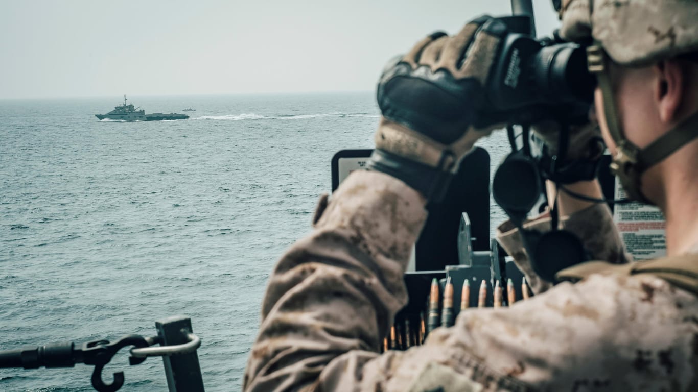 US-Marinesoldat beobachtet iranisches Schnellboot: Die Straße von Hormus ist eine der wichtigsten Handelsrouten der Welt.