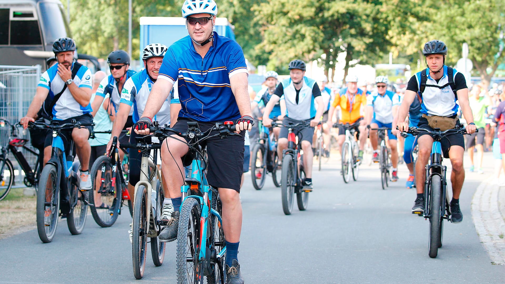 Flugzeug oder Bahn? Markus Söder fuhr am Wochenende bei der Eröffnung der 30. BR-Radltour auf einem Mountain-Bike.