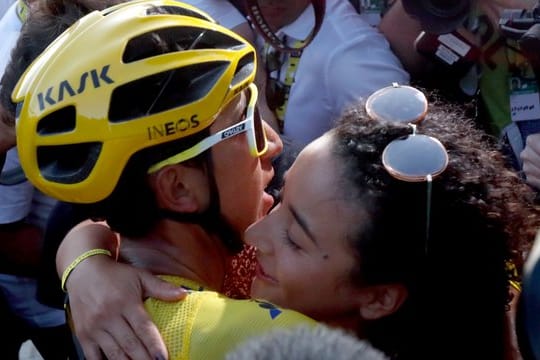 Egan Bernal wird nach der Zieleinfahrt von seiner Verlobten in die Arme genommen.