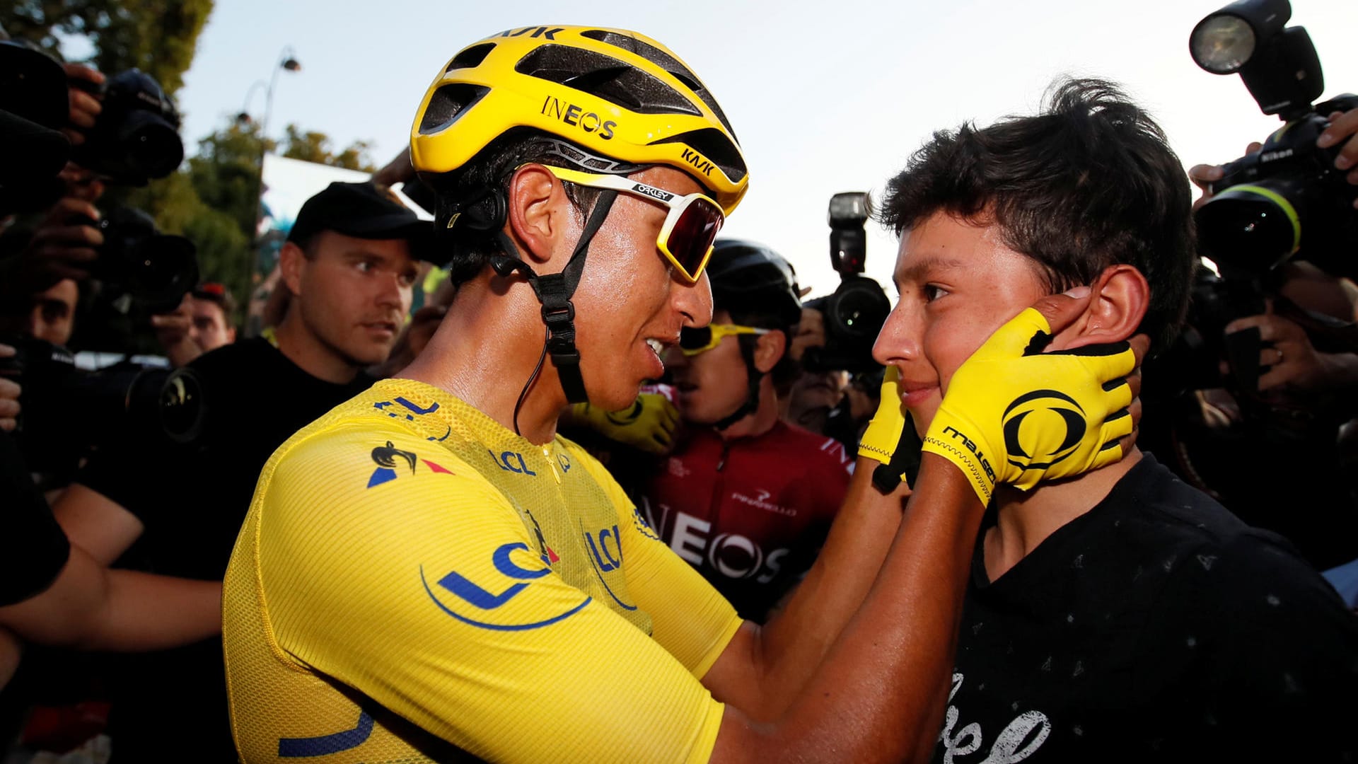 Herzlicher Empfang in Paris: Egan Bernal mit seinem kleinen Bruder.