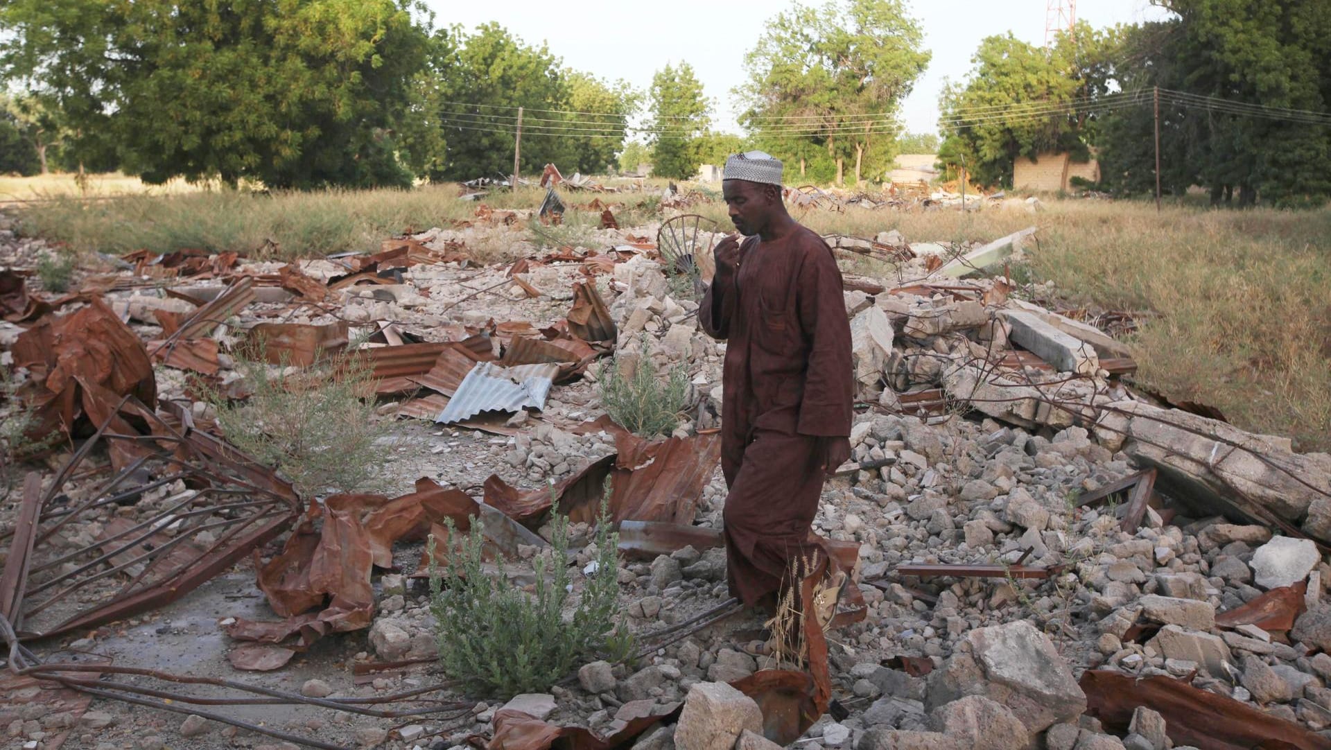 Maiduguri im Nordosten Nigerias (Archivbild): Ein Mann steht in den Trümmern einer zerstörten Moschee.