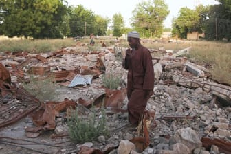 Maiduguri im Nordosten Nigerias (Archivbild): Ein Mann steht in den Trümmern einer zerstörten Moschee.