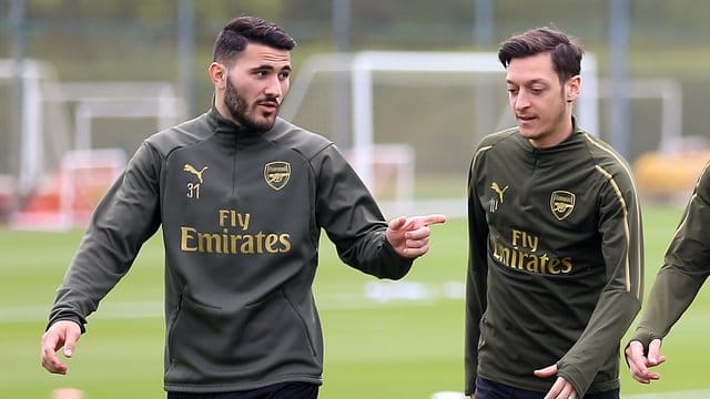 Sead Kolasinac (l) und Mesut Özil standen nicht im Arsenal-Aufgebot im Vorbereitungsspiel gegen Lyon. Sead Kolasinac (l) und Mesut Özil standen nicht im Arsenal-Aufgebot im Vorbereitungsspiel gegen Lyon.