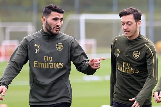 Sead Kolasinac (l) und Mesut Özil standen nicht im Arsenal-Aufgebot im Vorbereitungsspiel gegen Lyon.
