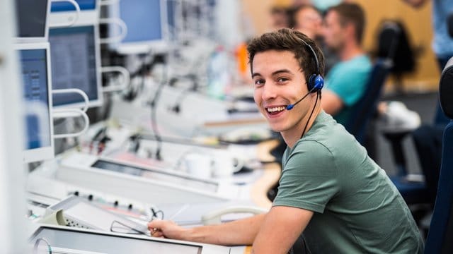 Per Sprechfunk kann der angehende Fluglotse David Liedtke den Piloten Anweisungen geben.