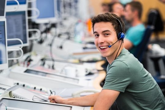 Per Sprechfunk kann der angehende Fluglotse David Liedtke den Piloten Anweisungen geben.