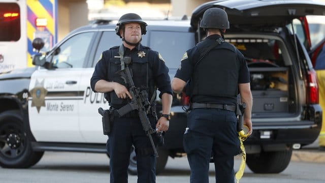 Polizisten sichern den Tatort in der Stadt Gilroy südlich von San Francisco. Polizisten sichern den Tatort in der Stadt Gilroy südlich von San Francisco.
