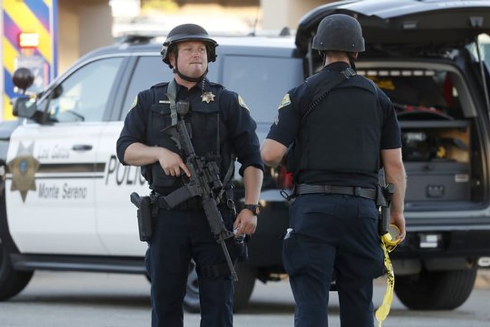 Polizisten sichern den Tatort in der Stadt Gilroy südlich von San Francisco.