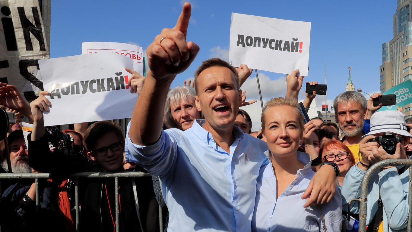 Der russische Oppositionelle Alexej Nawalny und seine Frau Julia bei einer Demonstration in Moskau: Der Kreml-Kritiker ist im Krankenhaus – seine Anwältin spricht von Gift.