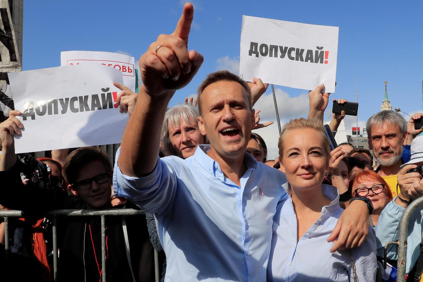 Der russische Oppositionelle Alexej Nawalny und seine Frau Julia bei einer Demonstration in Moskau: Der Kreml-Kritiker ist im Krankenhaus – seine Anwältin spricht von Gift.