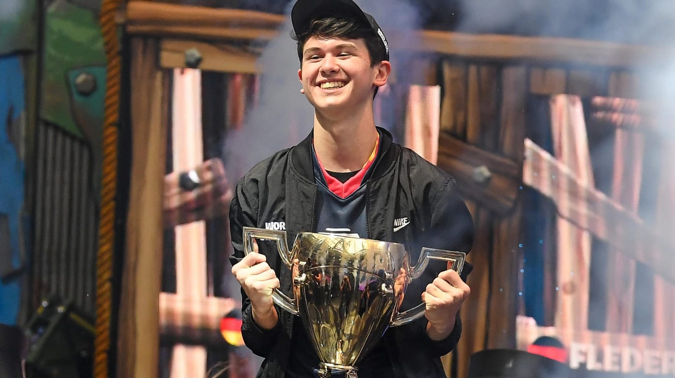 Der 16-jährige Kyle Giersdorf nimmt den Pokal der ersten Fortnite-Weltmeisterschaft in New York entgegen: Der Profi-eSportler hat ein Preisgeld von drei Millionen Dollar gewonnen.